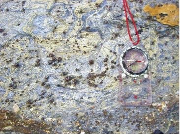 产自格罗瓦岛（法国布列塔尼）的蓝色片岩，含有琉璃质、表石和石榴石。© C.弗朗索瓦